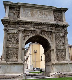 Benevento: Arco di Traiano 250px-Benevento-Arch_of_Trajan_from_North